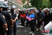 苍南美国多地举行“没有国王”抗议活动